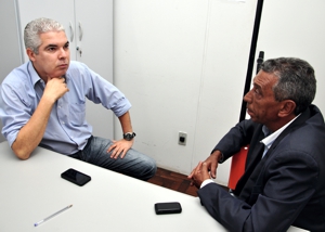 Ronan Pereira no gabinete do vereador Nilmar Eustáguio (crédito: CMD)